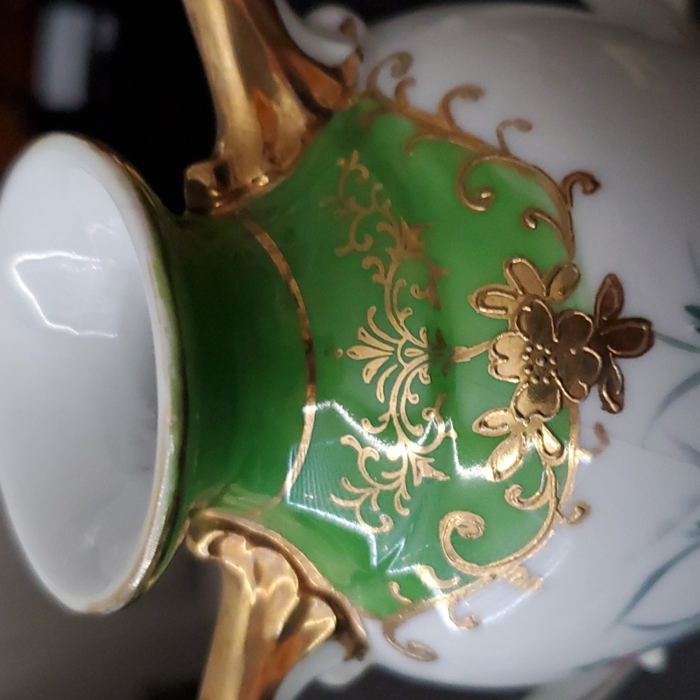 VINTAGE ANTIQUE GREEN AND WHITE FLORAL FLOWER VASE. - Picture 2 of 11